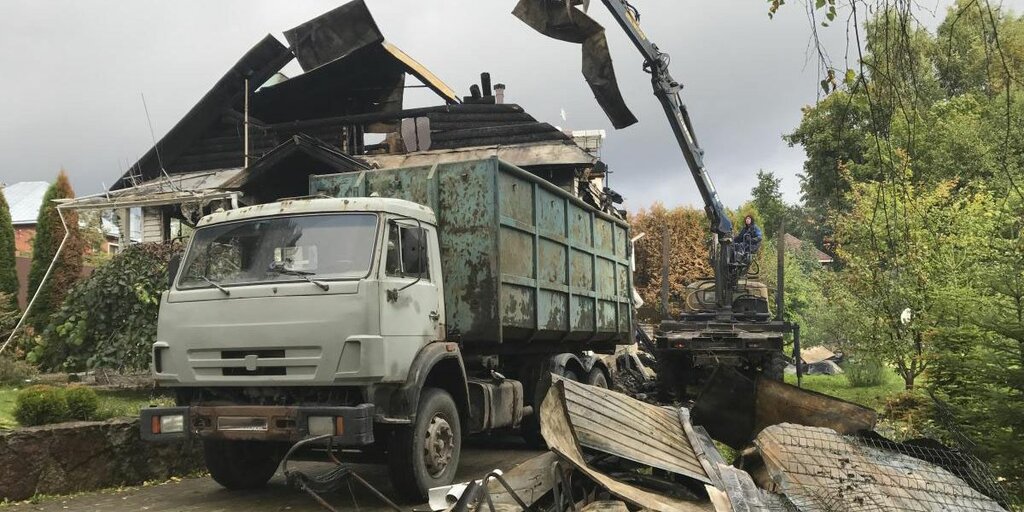 Вывоз мусора после пожара с утилизацией в Кирове-Чепецке в октябре
