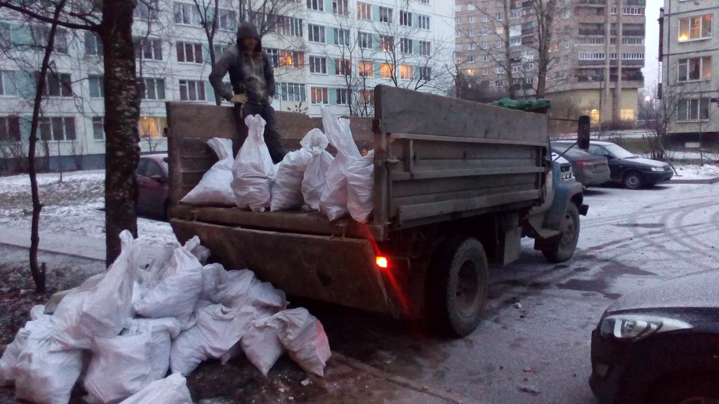 Вывоз мусора в мешках в Кирове-Чепецке в октябре
