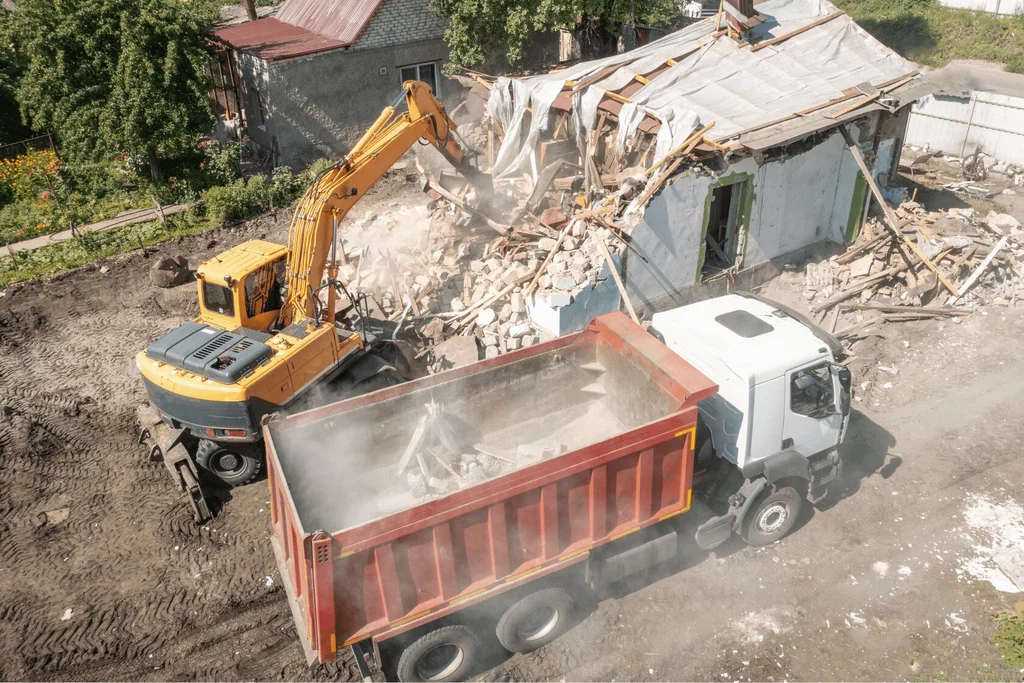 Вывоз мусора после сноса зданий с выездом в Кирове-Чепецке в октябре