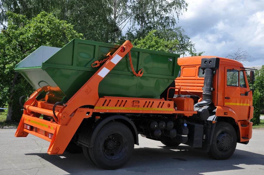 Заказ бункеровоза для вывоза мусора и отходов в Кирове-Чепецке в октябре