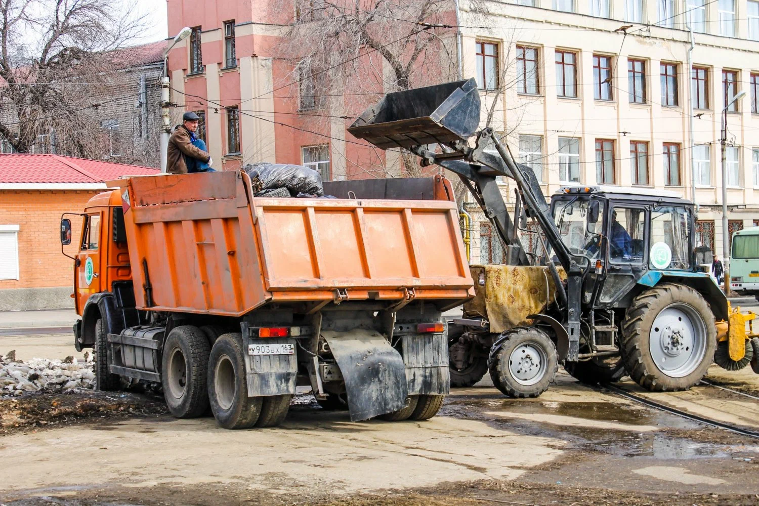 Вывоз мусора Камазом в Кирове-Чепецке – аренда и заказ Камаза 10 тонн от 2555 руб. в ПроМусор