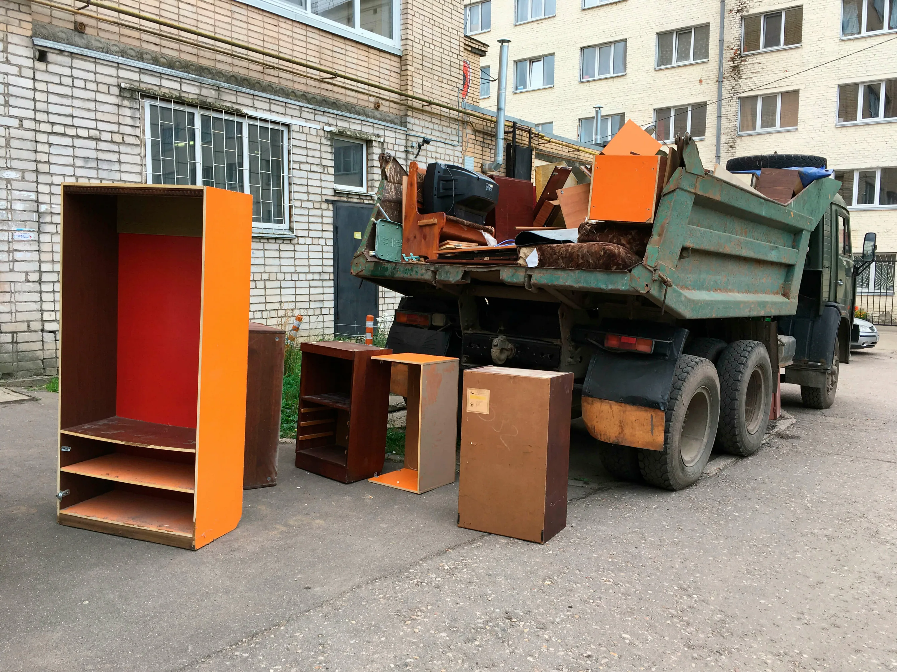 Утилизация старой мебели с вывозом и разбором в Кирове-Чепецке в октябре