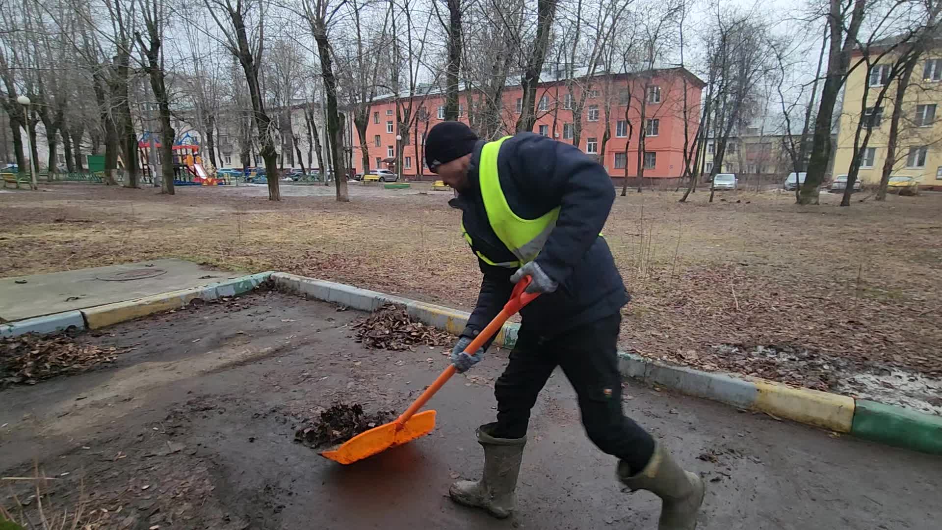 Уборка территорий в Кирове-Чепецке в октябре