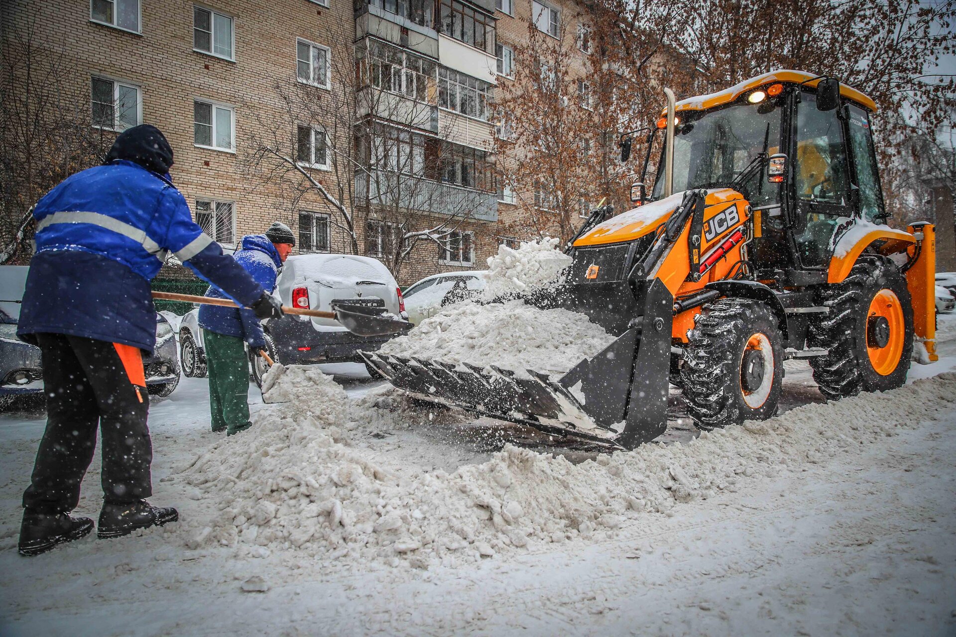 Очистка дворов от снега и наледи в Кирове-Чепецке — уборка снега, трактор и ручная, цены от 544 руб. | ПроМусор