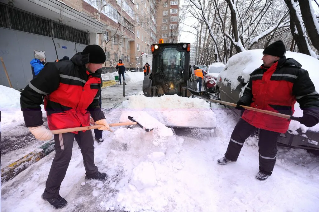 Очистка дворов от снега с гарантией результата в Кирове-Чепецке в октябре